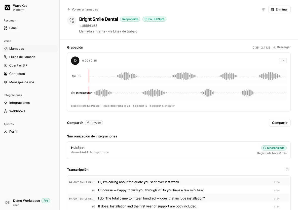 Una llamada terminada en WaveKat en la web: la etiqueta «En HubSpot» junto al nombre de quien llamó, debajo la grabación de dos pistas y, más abajo, una fila de sincronización con la cuenta de HubSpot en la que quedó registrada.