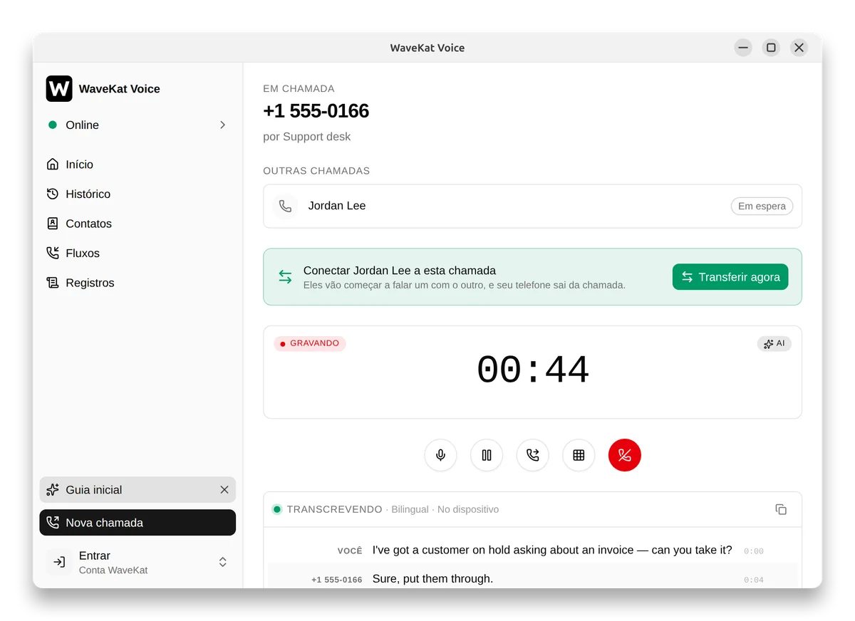 WaveKat Voice no desktop durante uma transferência assistida — quem ligou “Em espera” e um botão “Transferir agora” para conectar as duas pessoas.