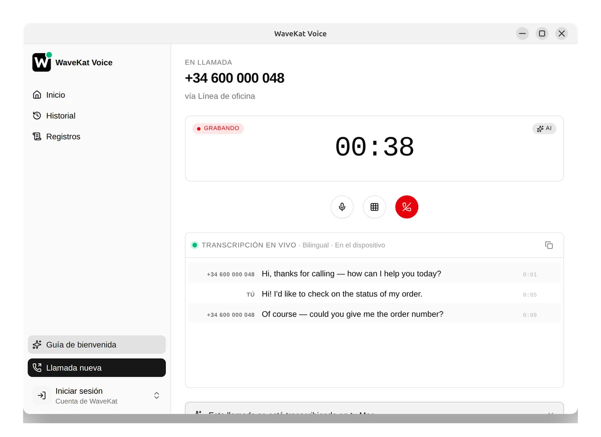 WaveKat Voice en Ubuntu: una llamada iniciada por el asistente, en curso, con la transcripción en directo al lado.